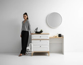 میز آرایش چوبی مدل بنیتا با آینه گرد ۶۵ سانتی و سه کشوی جادار